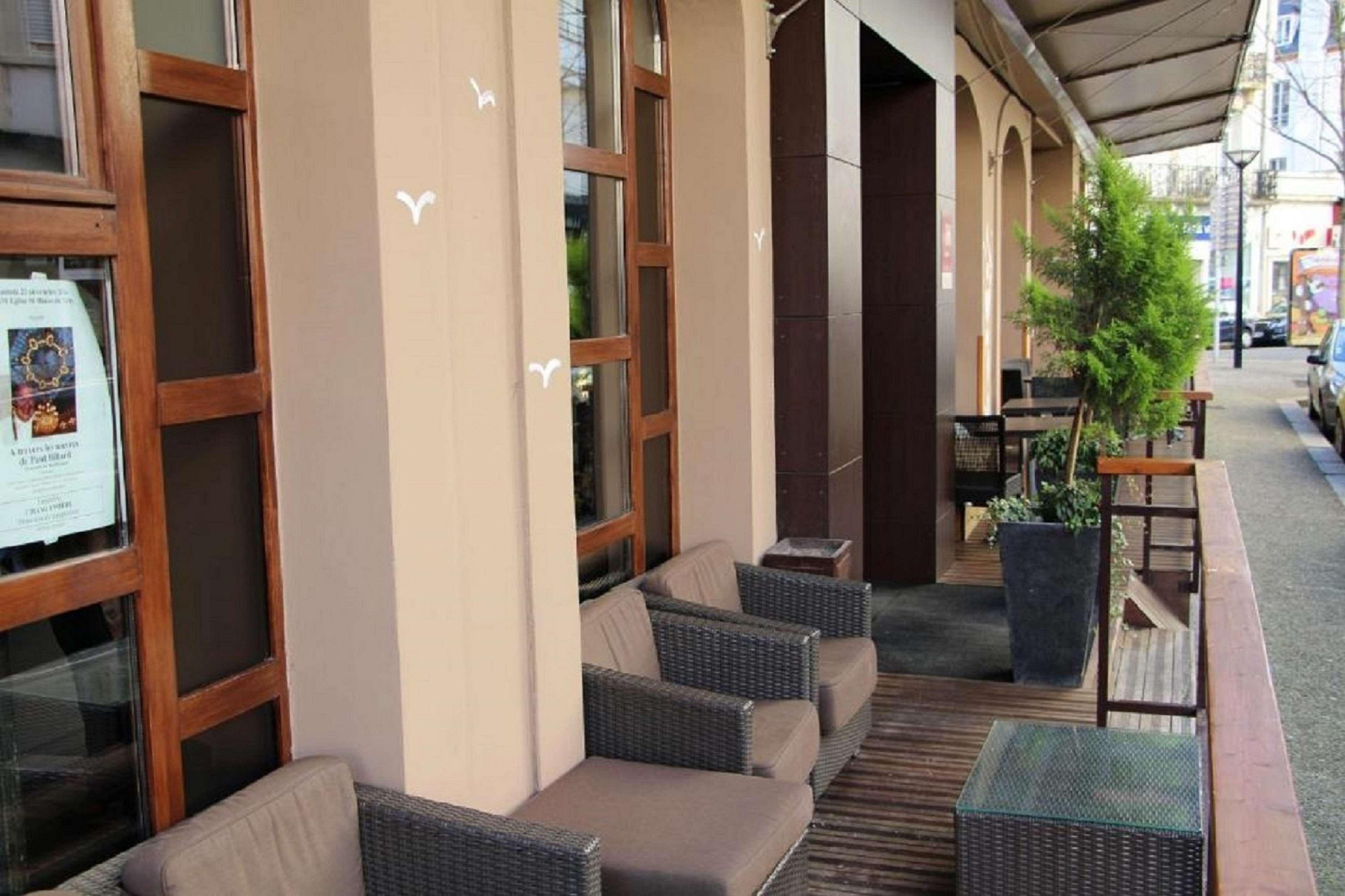 Kyriad Restaurant Centre Spa Vichy Exterior photo