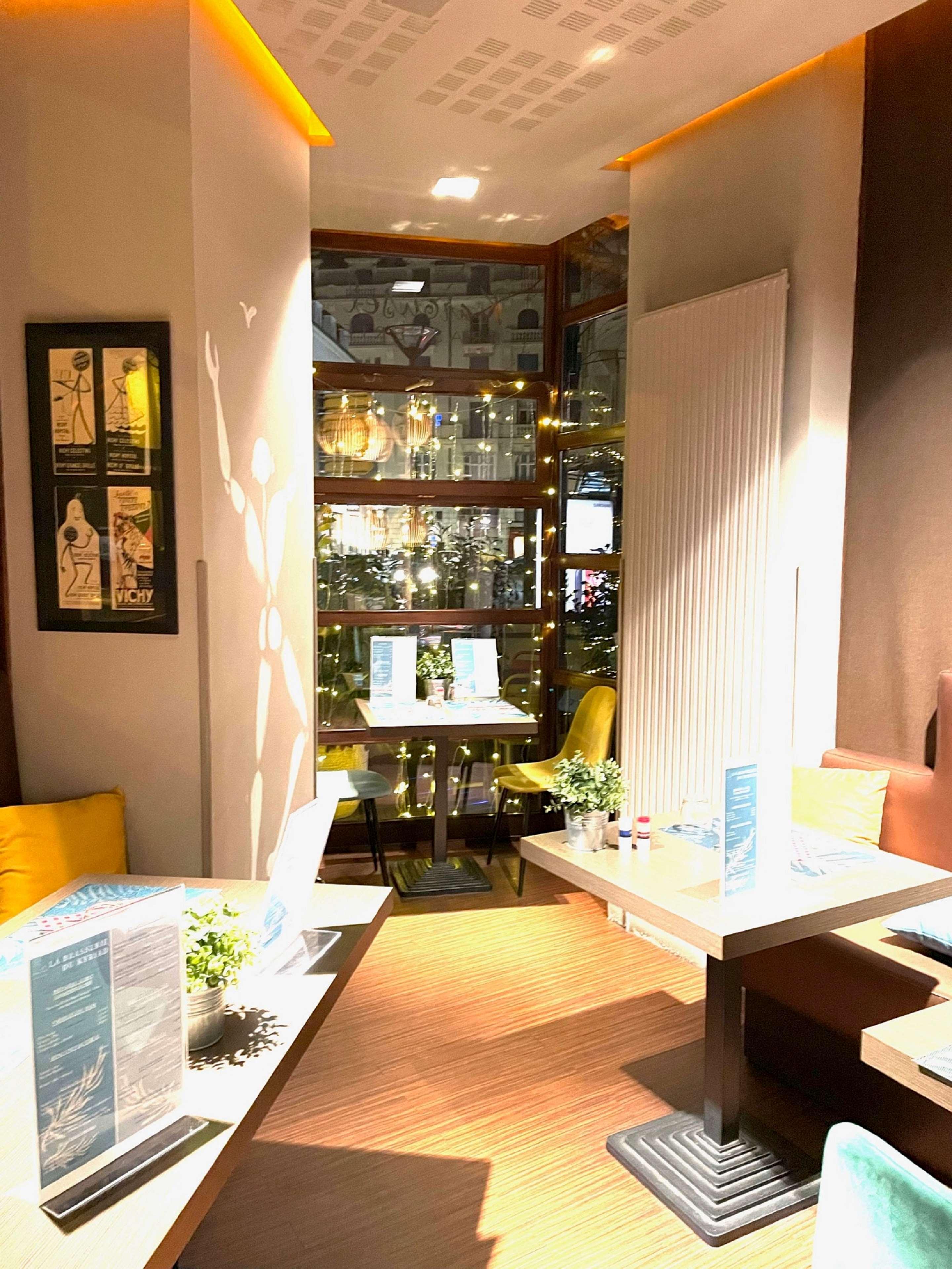 Kyriad Restaurant Centre Spa Vichy Exterior photo